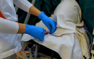 Gambar seorang pasien sedang menggunakan Nasogastric Tube (NGT)