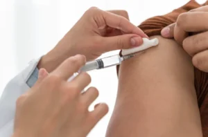 Gambar seorang sedang disuntik - Perawathomecare