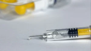 Jarum suntik steril siap digunakan untuk keperluan medis.