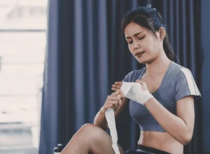 Seorang wanita muda membersihkan luka di tangan dengan cairan antiseptik.