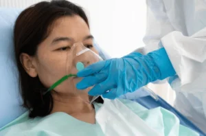 Pasien perempuan terbaring menggunakan nasogastric tube (NGT) untuk bantuan nutrisi.