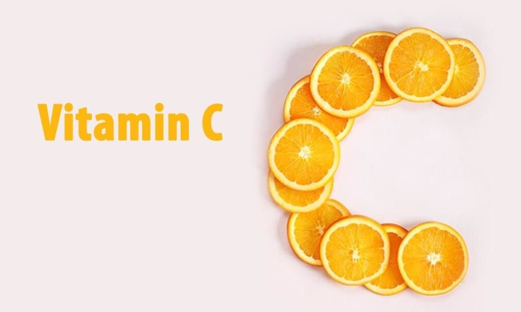 potongan jeruk yang disusun menjadi huruf C didampingi kalimat Vitamin C