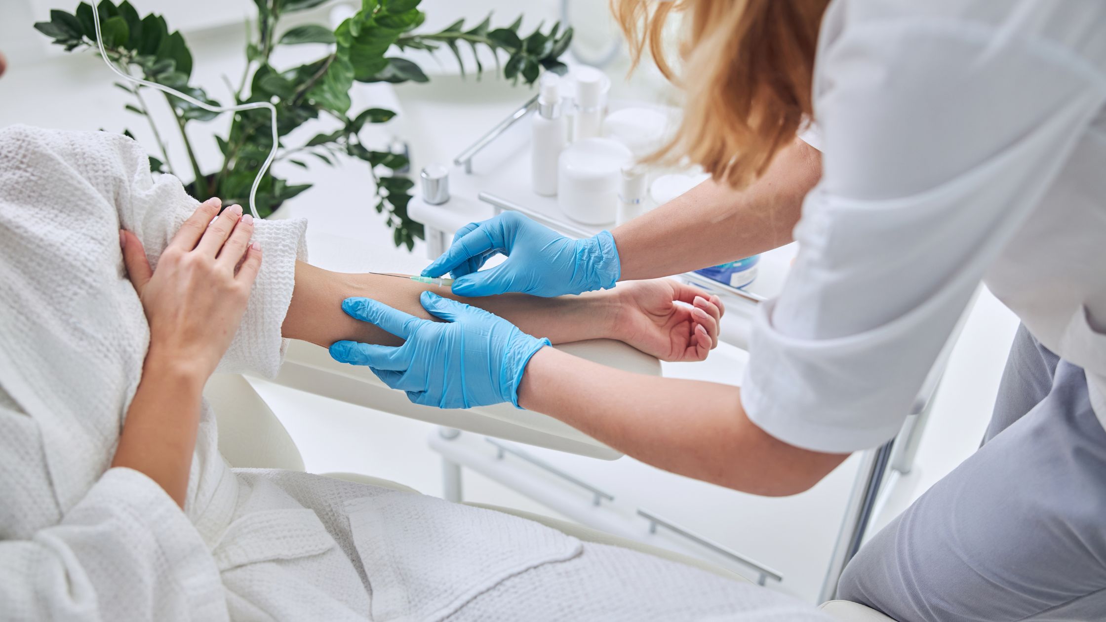 Panduan Teknis Profesional: Prosedur Aman, Sterilitas, dan Standar Medis Pemasangan Infus di Layanan Homecare